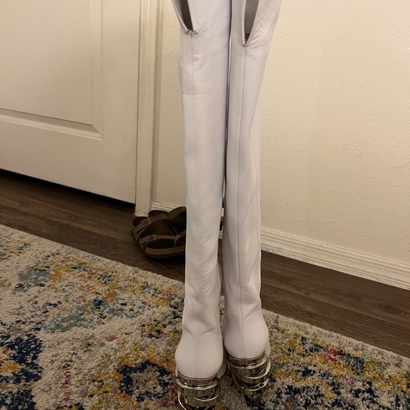 Keeyahri White Pointed Heeled Boots - Picture 12 of 14